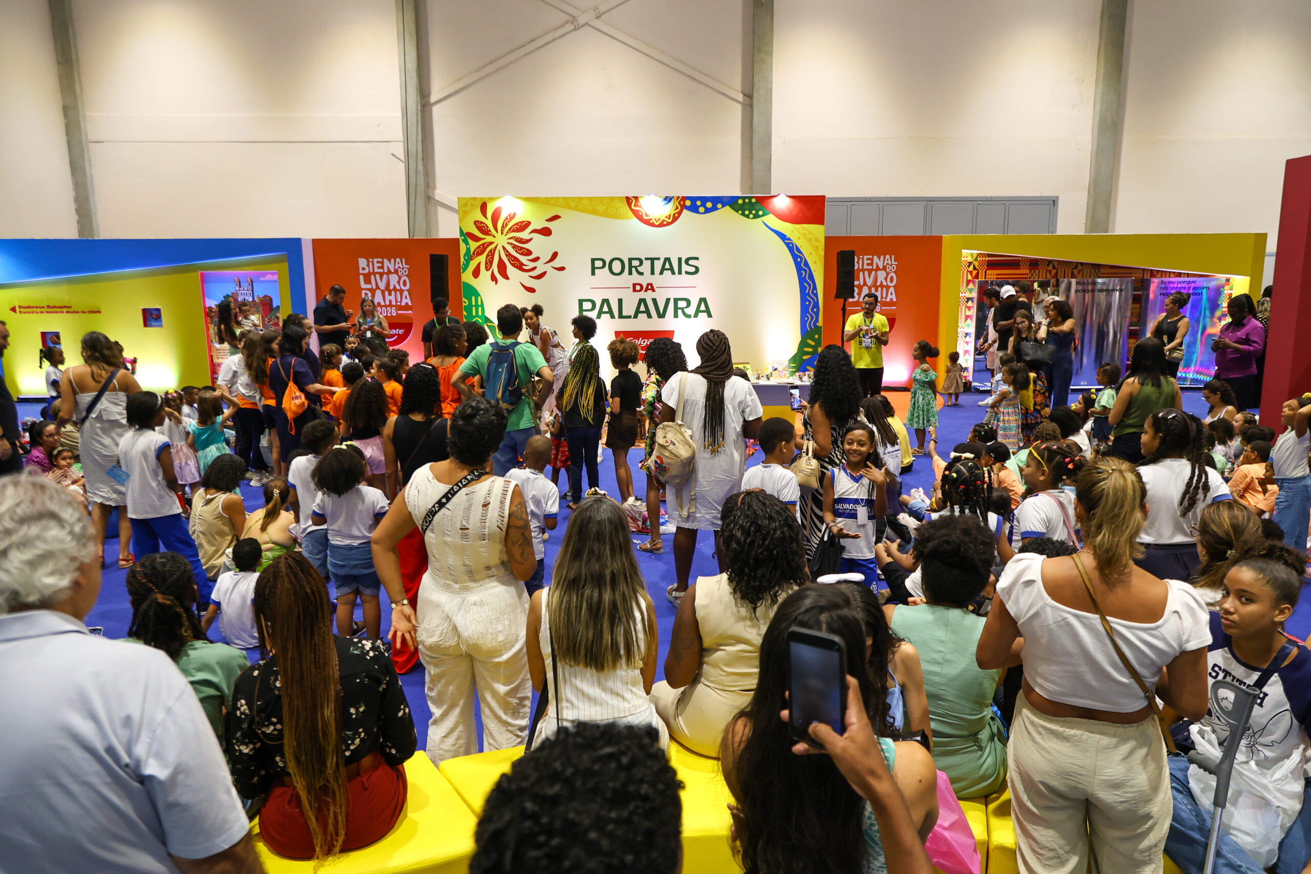 Bienal do Livro Bahia atrai multidões e tem programação especial para crianças