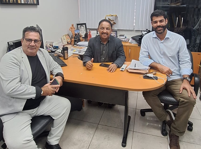 Roberto Carlos se reúne com vereador e empresário na Alba para discutir investimentos na Bahia