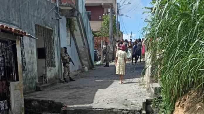 Homem faz família refém em Pirajá e se rende após negociação com a polícia