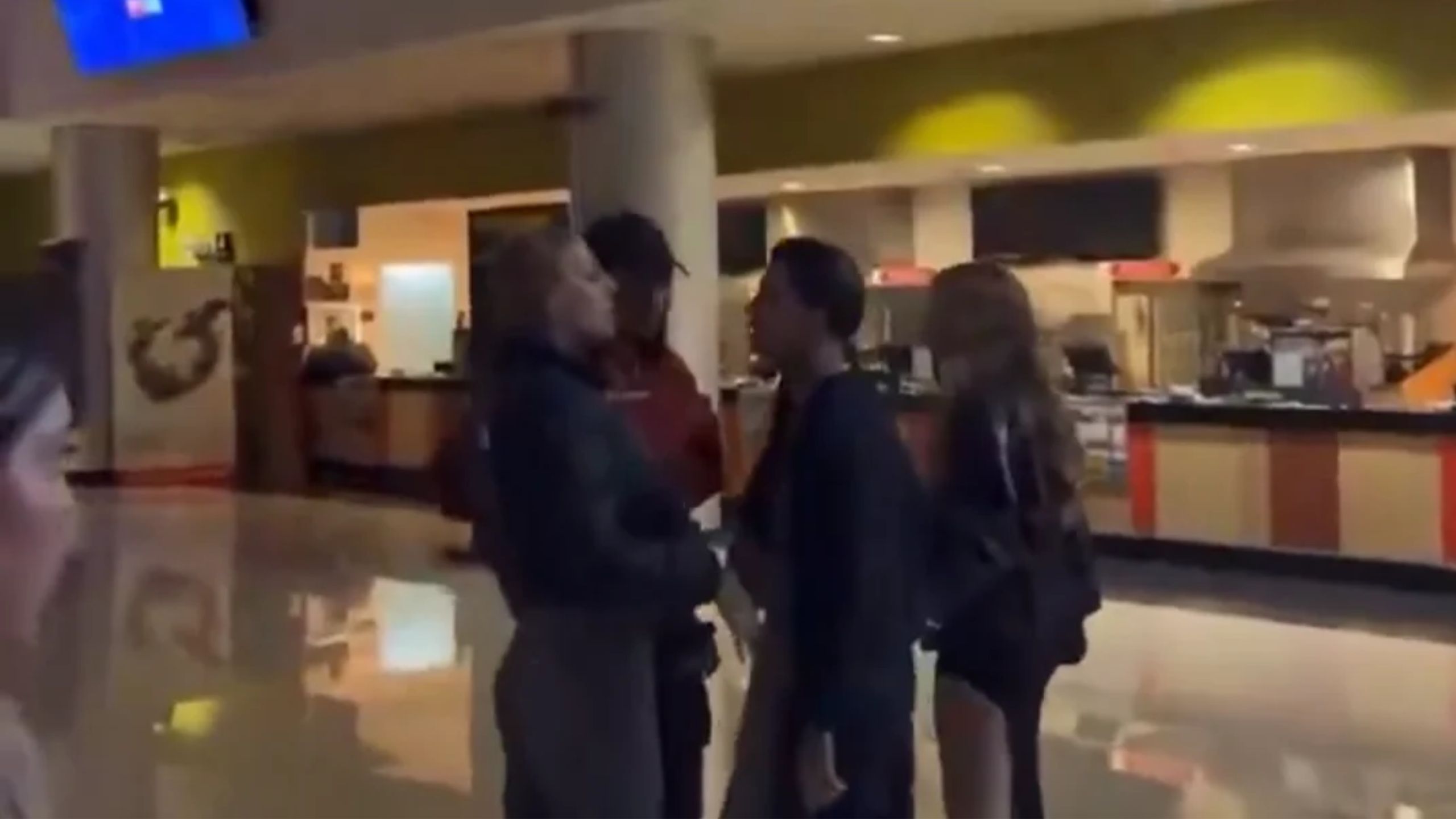 Vídeo: influenciadora e cantor saem na mão dentro de shopping