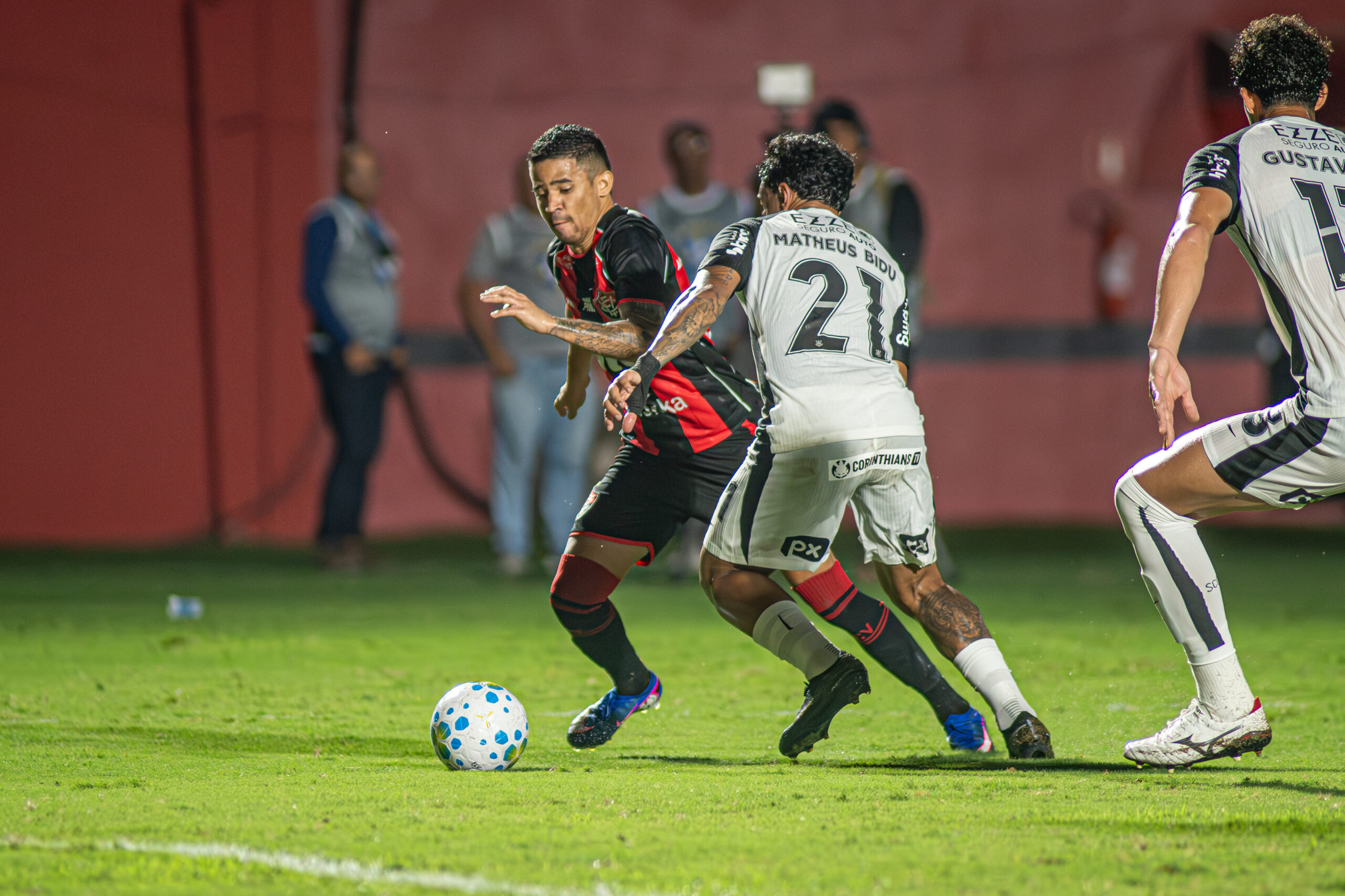 Vitória e Corinthians empatam sem gols no Barradão pelo Brasileirão