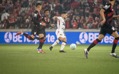 Imagem do post Vitória sofre virada no fim e perde pontos fora de casa na Série A