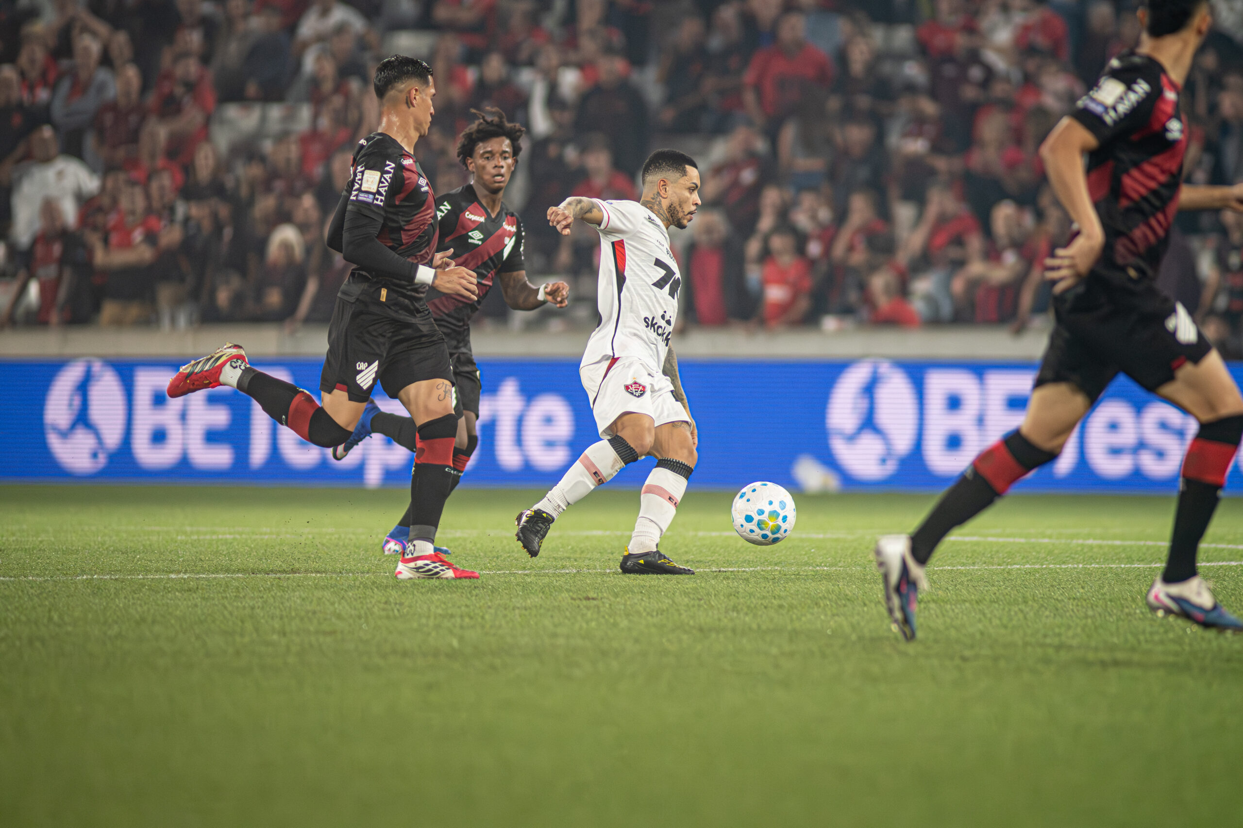 Vitória sofre virada no fim e perde pontos fora de casa na Série A