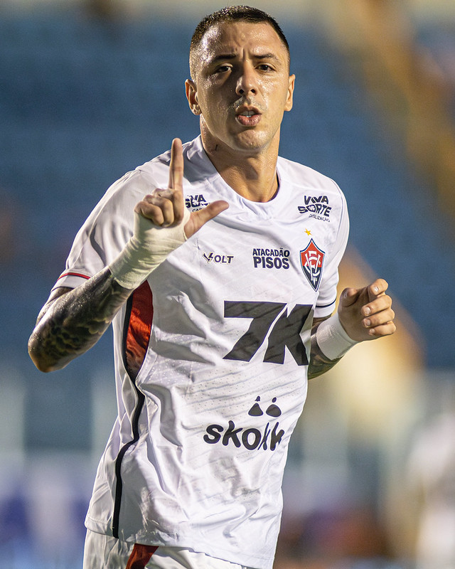 Vitória empata, garante liderança e já tem adversário definido