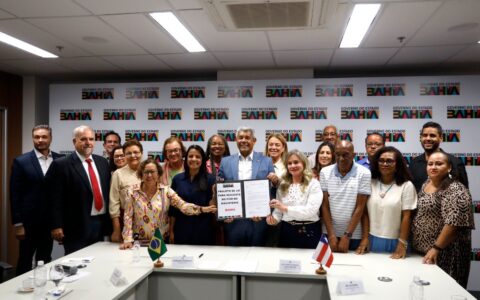 Imagem do post Ivana Bastos recebe projeto que reajusta piso salarial dos professores em 5,4% retroativos a janeiro