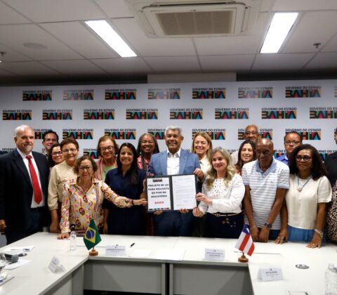 Imagem do post Ivana Bastos recebe projeto que reajusta piso salarial dos professores em 5,4% retroativos a janeiro