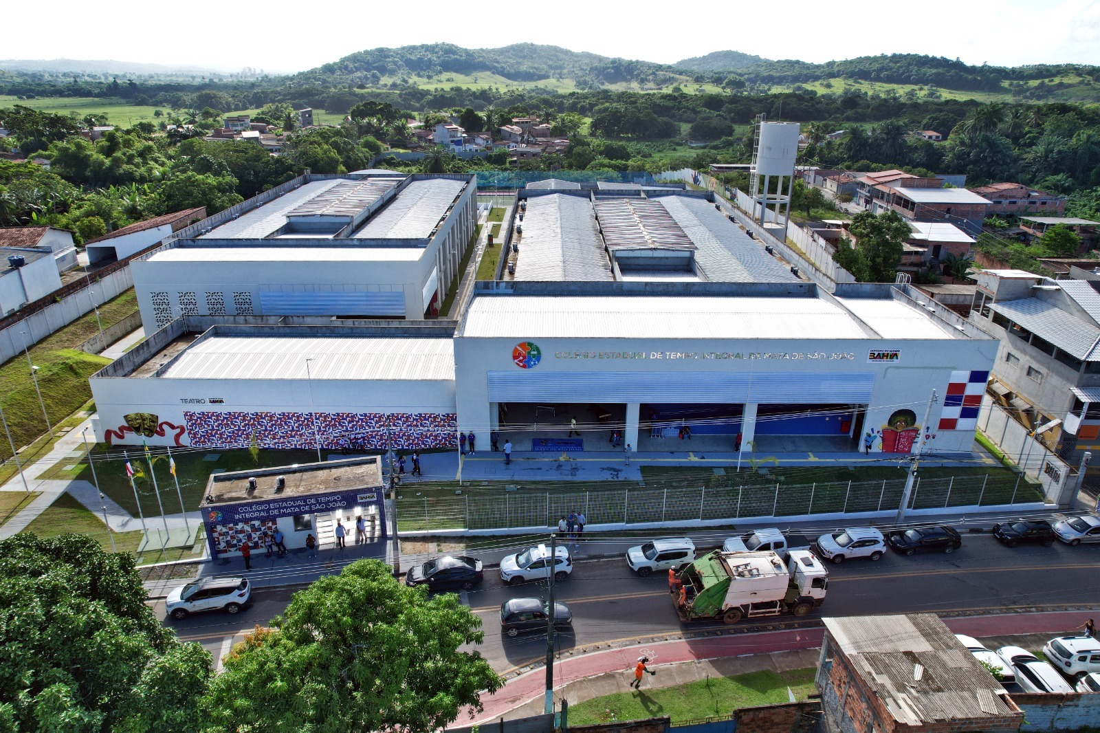 Governo inaugura escola de tempo integral e autoriza pacote de obras em Mata de São João