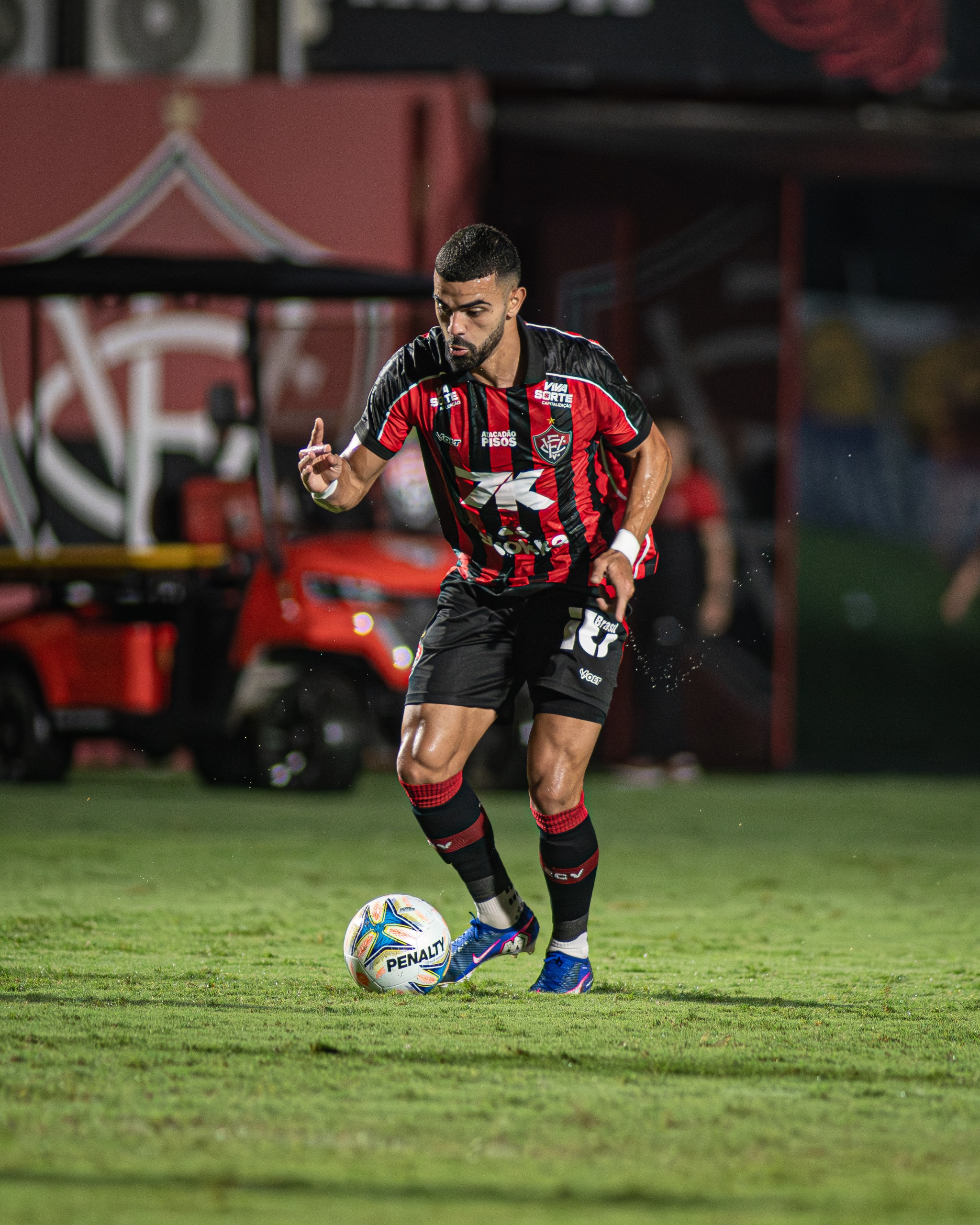 Após golaço, Lucas Rodrigues projeta duelo do Vitória contra o São Paulo