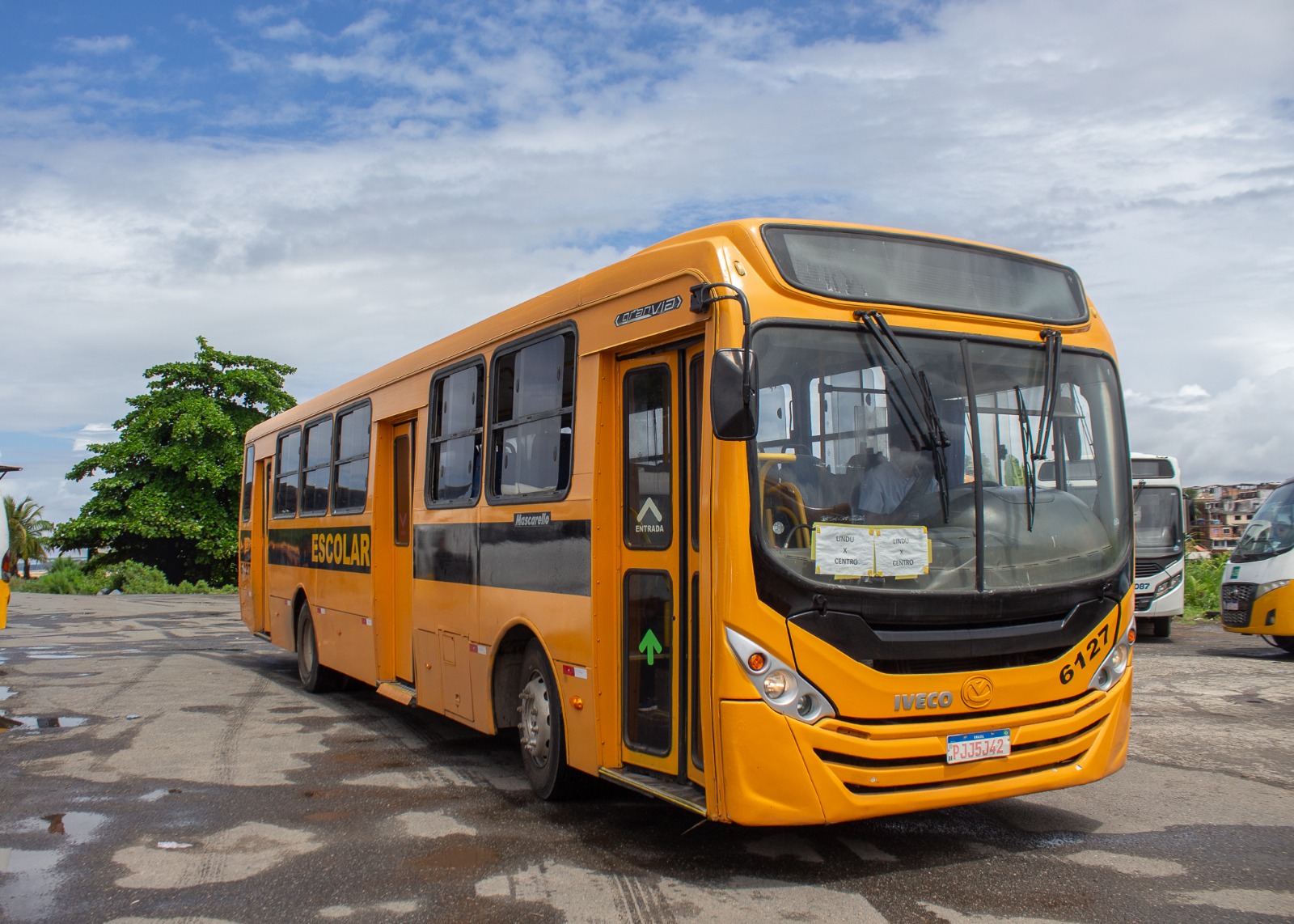 Transporte escolar é normalizado após incêndio em ônibus em Lauro de Freitas