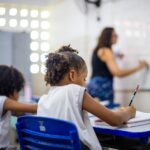 Caetano sanciona reajuste de até 10,36% para professores em Camaçari