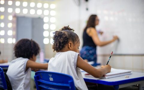Imagem do post Caetano sanciona reajuste de até 10,36% para professores em Camaçari