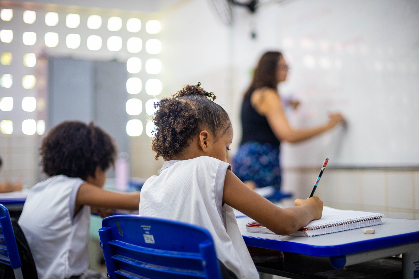 Caetano sanciona reajuste de até 10,36% para professores em Camaçari