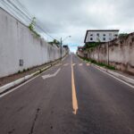 Nova sinalização muda trânsito e reforça segurança em rua de Lauro de Freitas