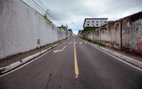 Imagem do post Nova sinalização muda trânsito e reforça segurança em rua de Lauro de Freitas