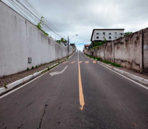 Imagem do post Nova sinalização muda trânsito e reforça segurança em rua de Lauro de Freitas