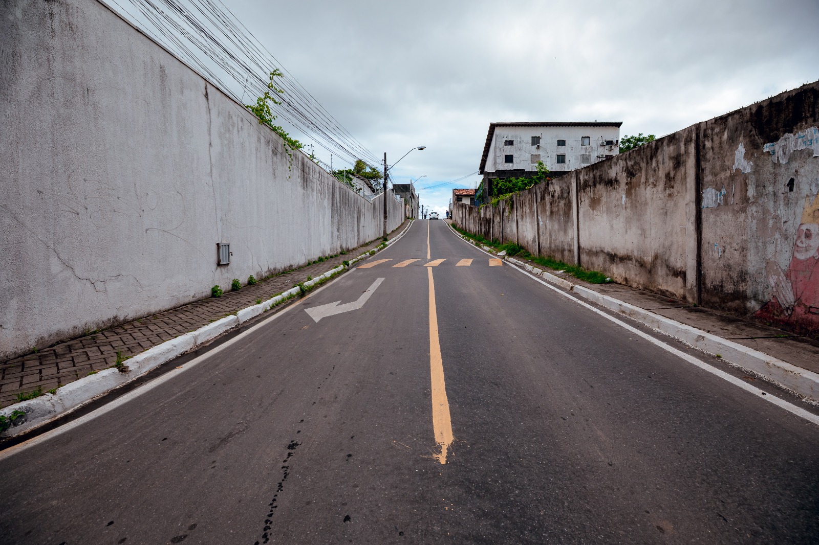 Nova sinalização muda trânsito e reforça segurança em rua de Lauro de Freitas