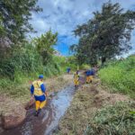 Prefeitura intensifica limpeza de canal e mira combate a alagamentos em Buraquinho