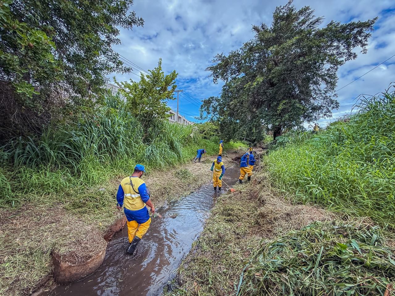 Prefeitura intensifica limpeza de canal e mira combate a alagamentos em Buraquinho