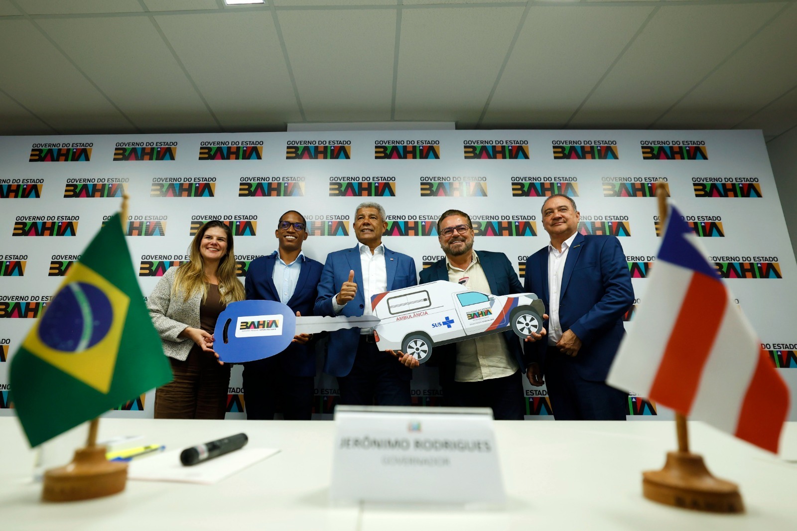 Jerônimo entrega veículos e promete nova orla para Madre de Deus