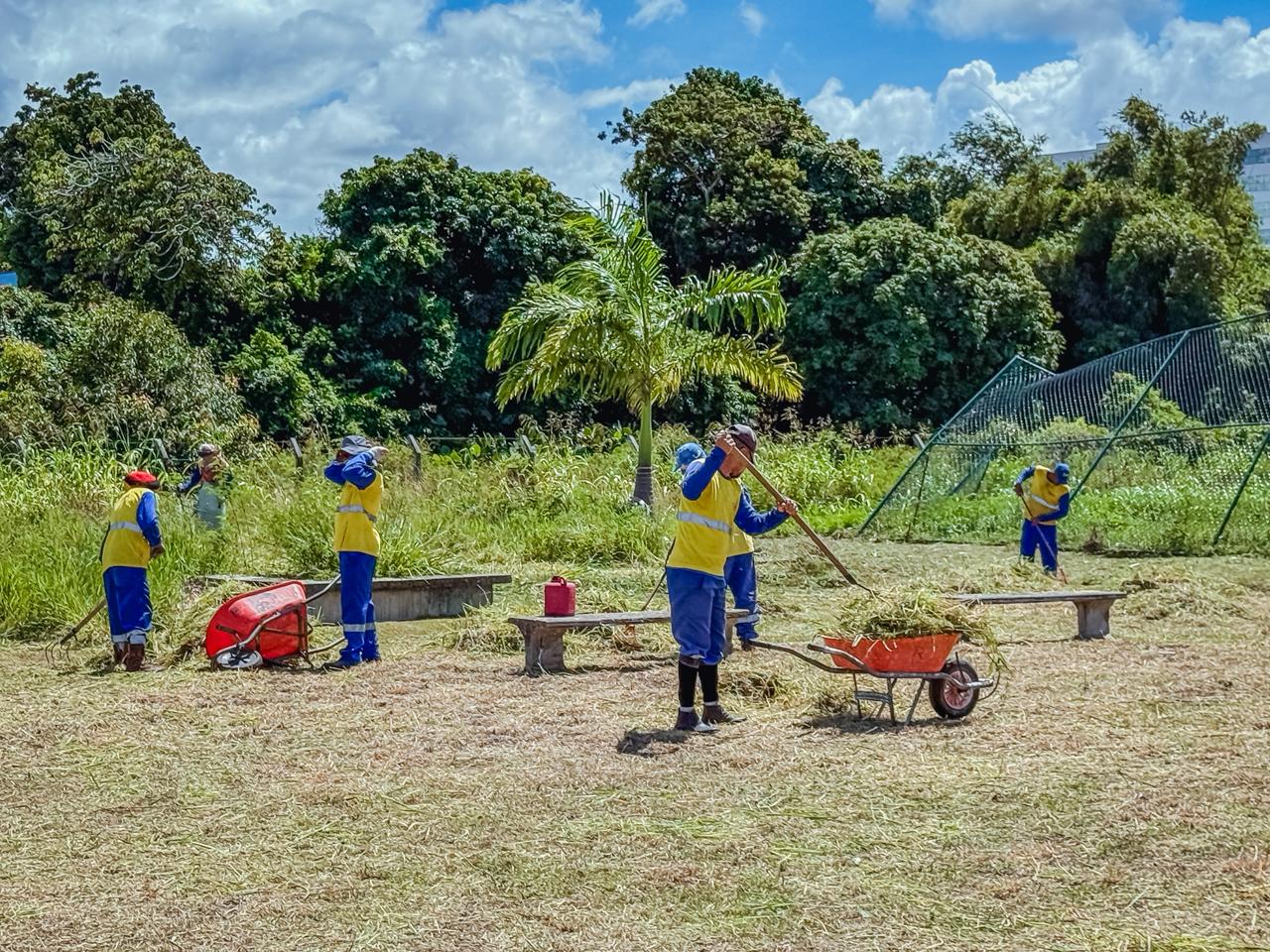 Mutirão de limpeza transforma parque no Centro de Lauro de Freitas