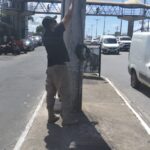 Operação retira 100 kg de fios e combate poluição visual em Lauro de Freitas