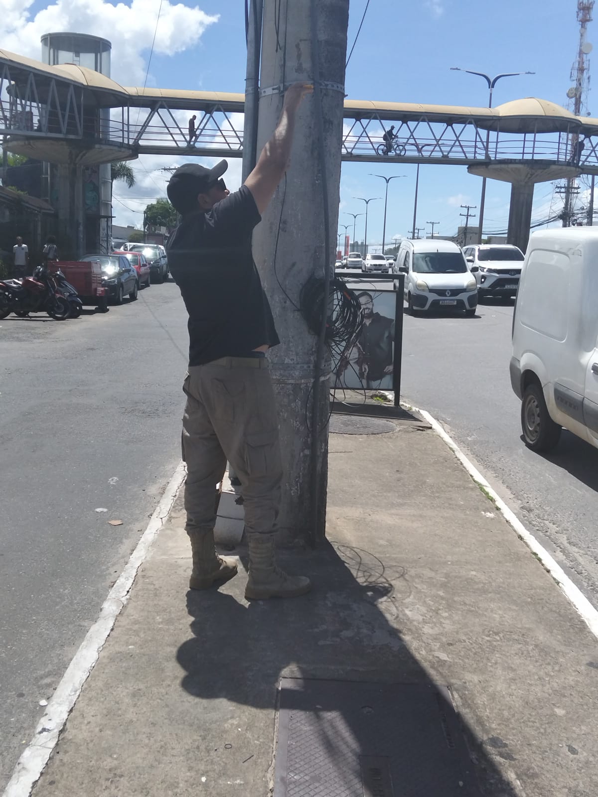 Operação retira 100 kg de fios e combate poluição visual em Lauro de Freitas