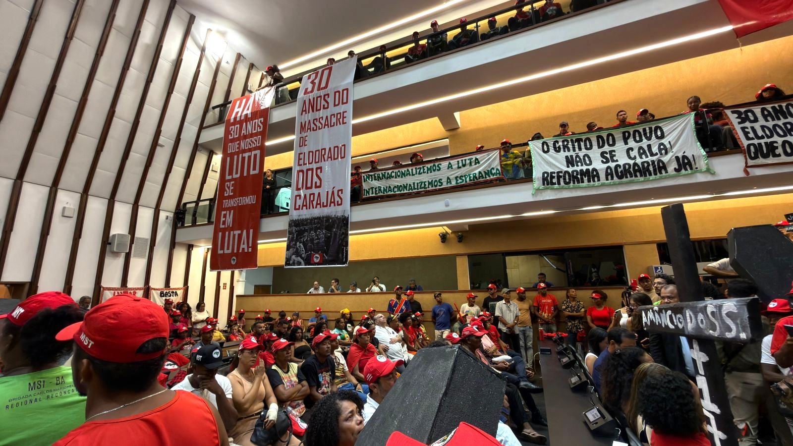 MST ocupa Alba em ato histórico e relembra massacre de Eldorado dos Carajás