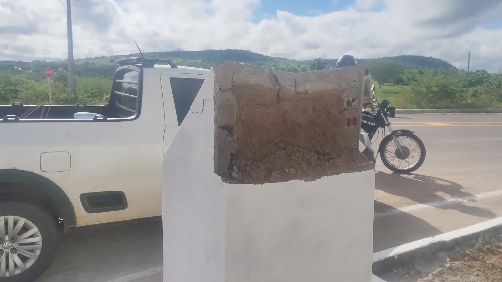 Secretário denuncia vandalismo em placas de obras do Governo da Bahia