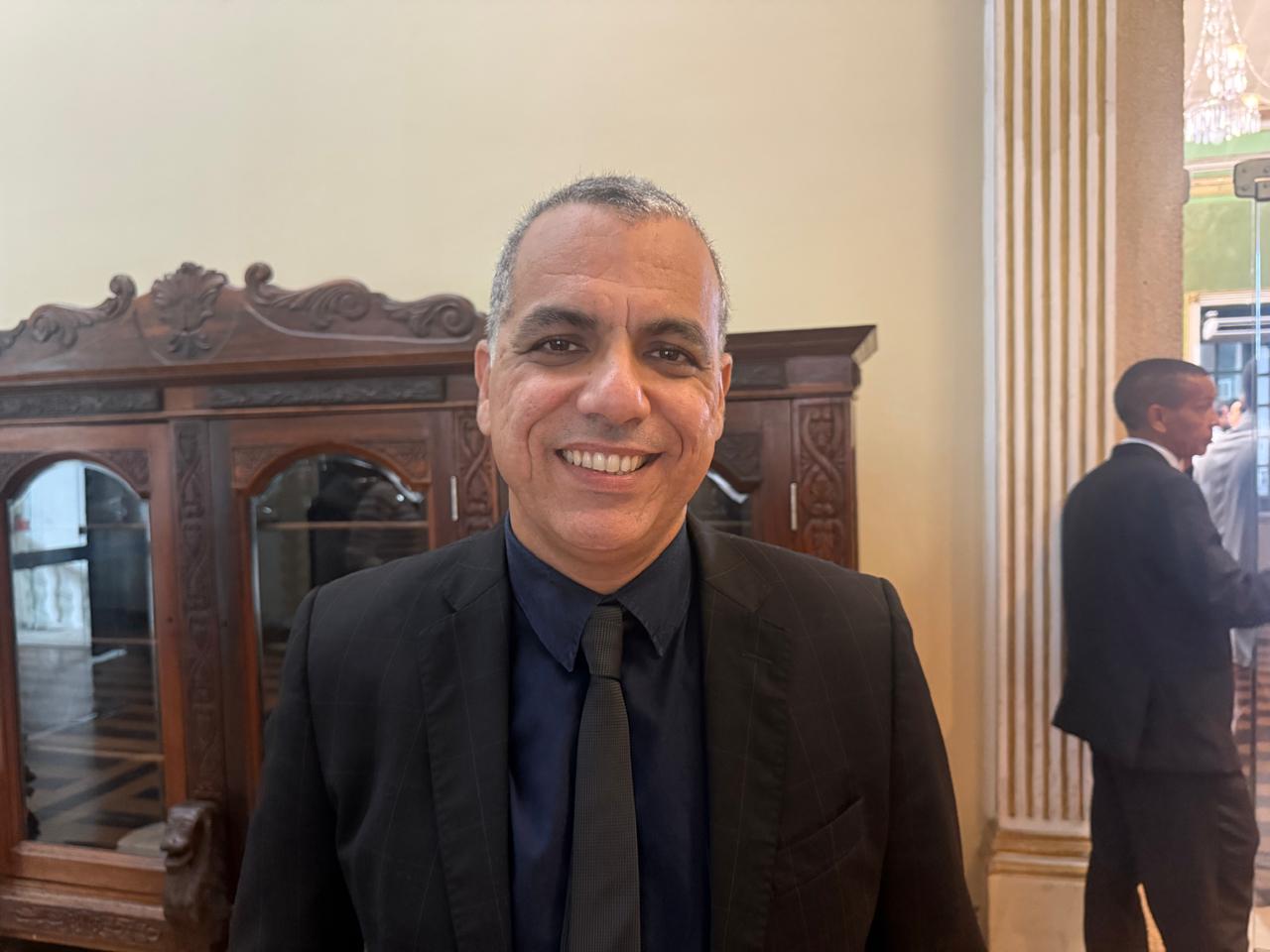 Cezar Leite critica atrasos salariais em maternidades: “Uma vergonha”