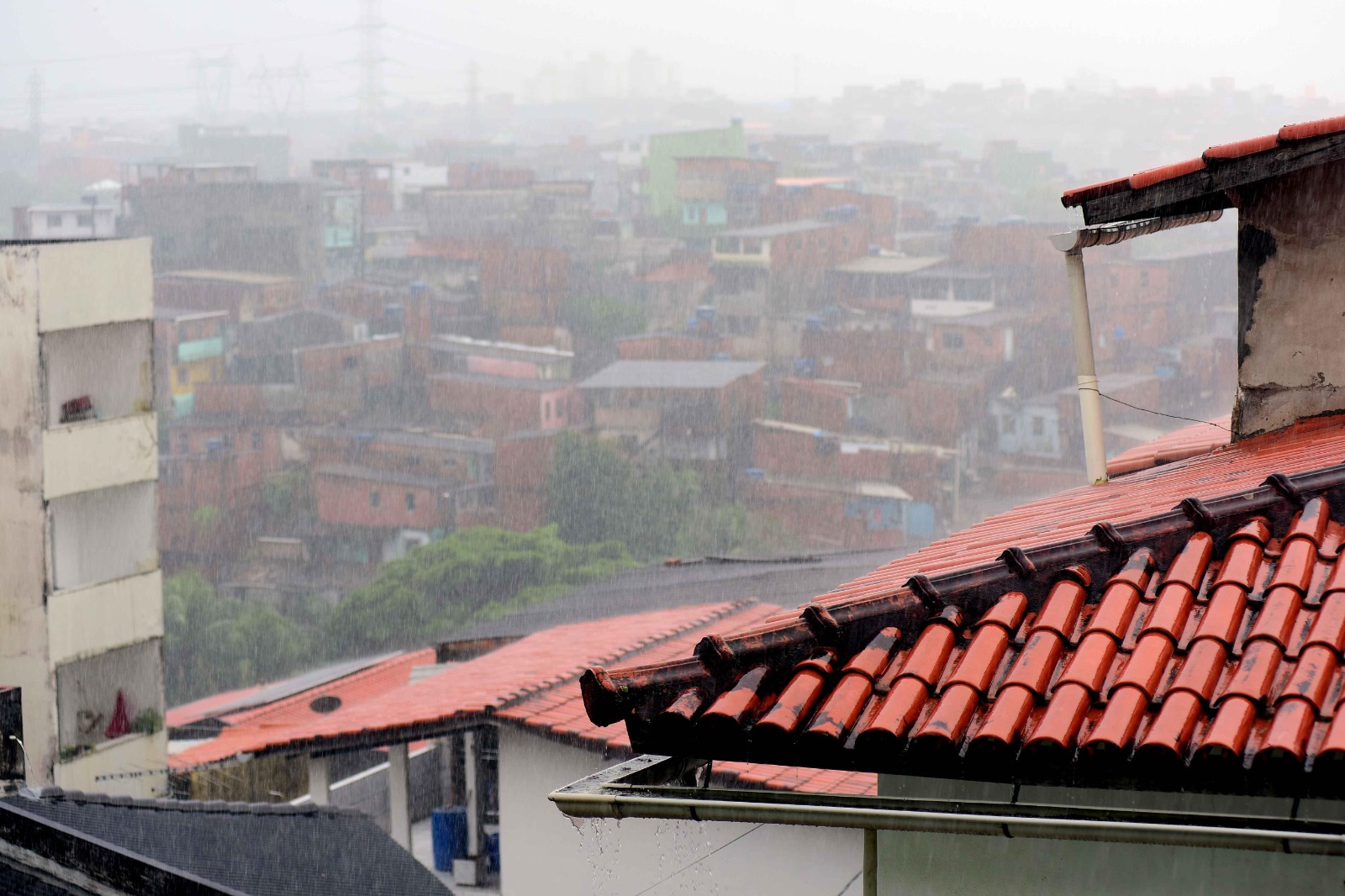 Chuvas intensas colocam Salvador em alerta e volume já supera média do mês