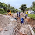 Obra em Vilas do Atlântico avança e chega a 50% na drenagem