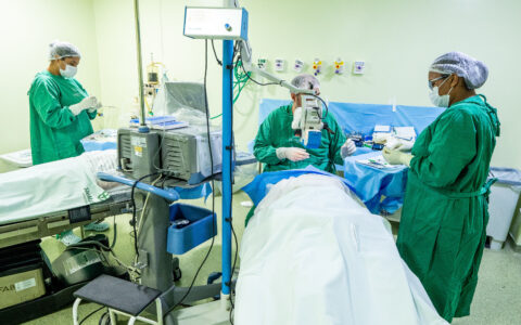 Imagem do post Camaçari realiza 110 cirurgias de catarata em um dia e avança na fila de espera