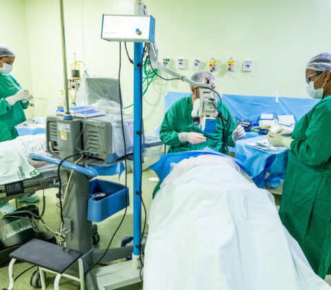 Imagem do post Camaçari realiza 110 cirurgias de catarata em um dia e avança na fila de espera