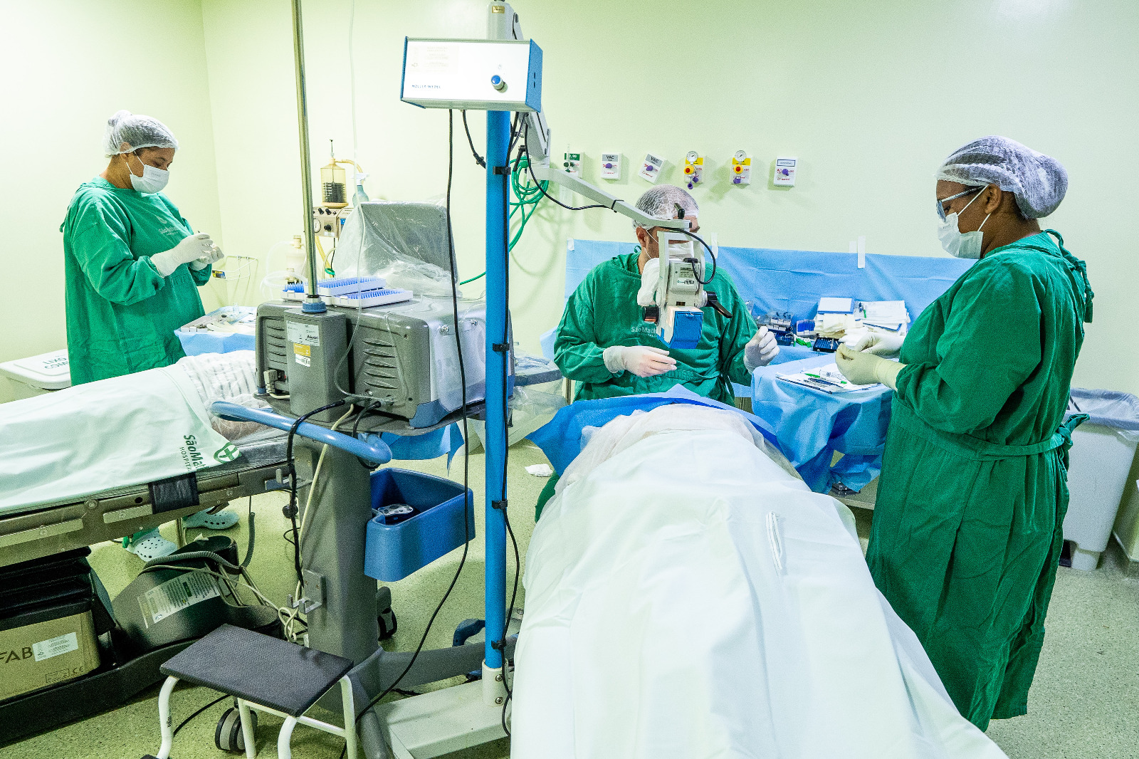 Camaçari realiza 110 cirurgias de catarata em um dia e avança na fila de espera