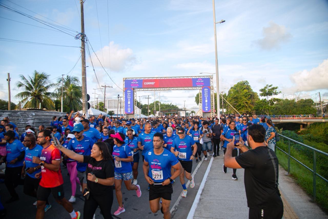 Mais de 5 mil pessoas lotam ruas de Lauro de Freitas em corrida contra o feminicídio