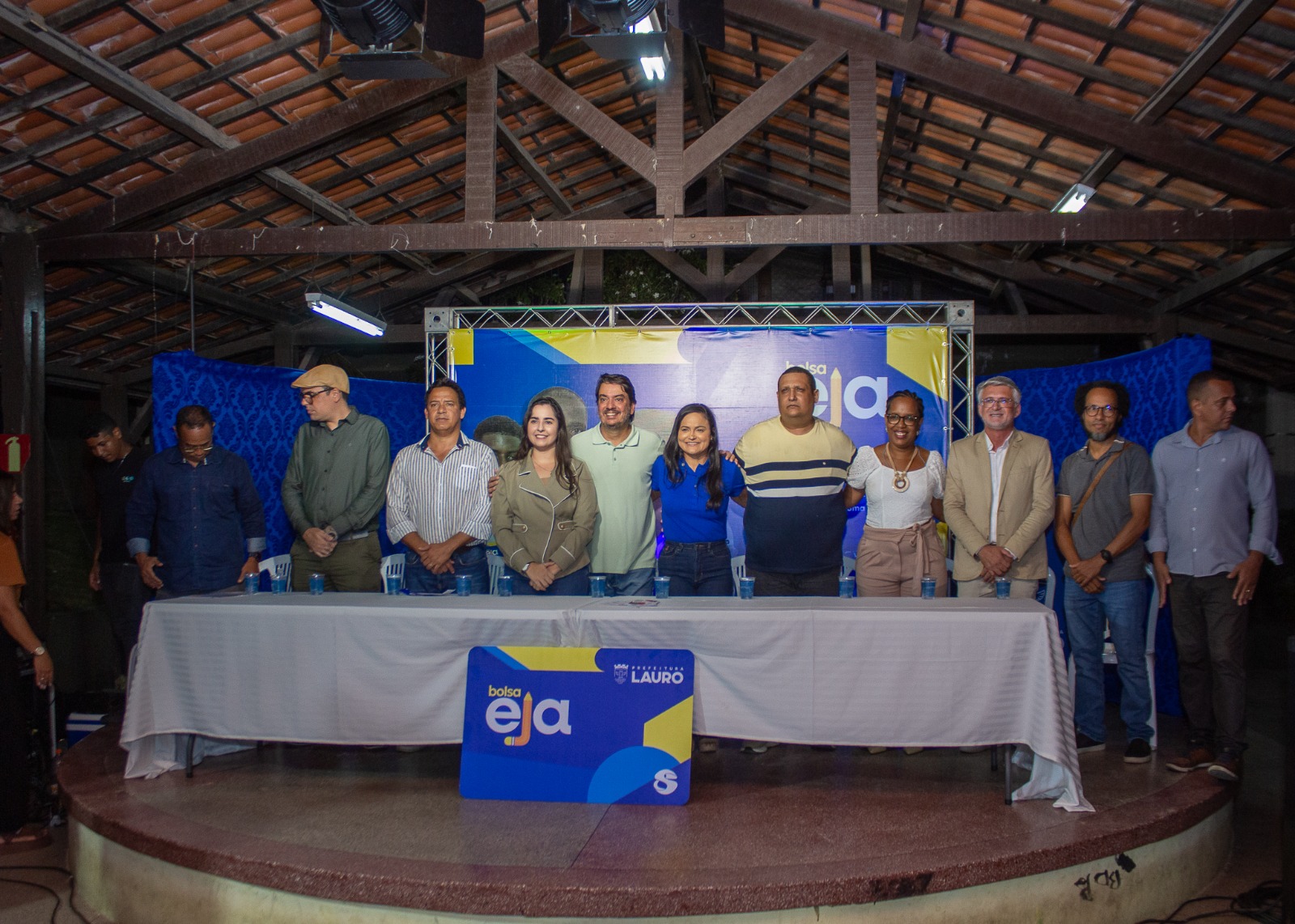 Bolsa EJA paga R$ 200 por mês e promete combater evasão escolar em Lauro de Freitas