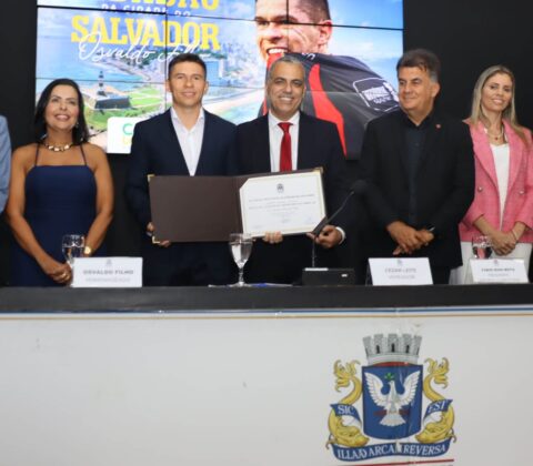 Imagem do post Osvaldo recebe título de cidadão de Salvador e se emociona com homenagem