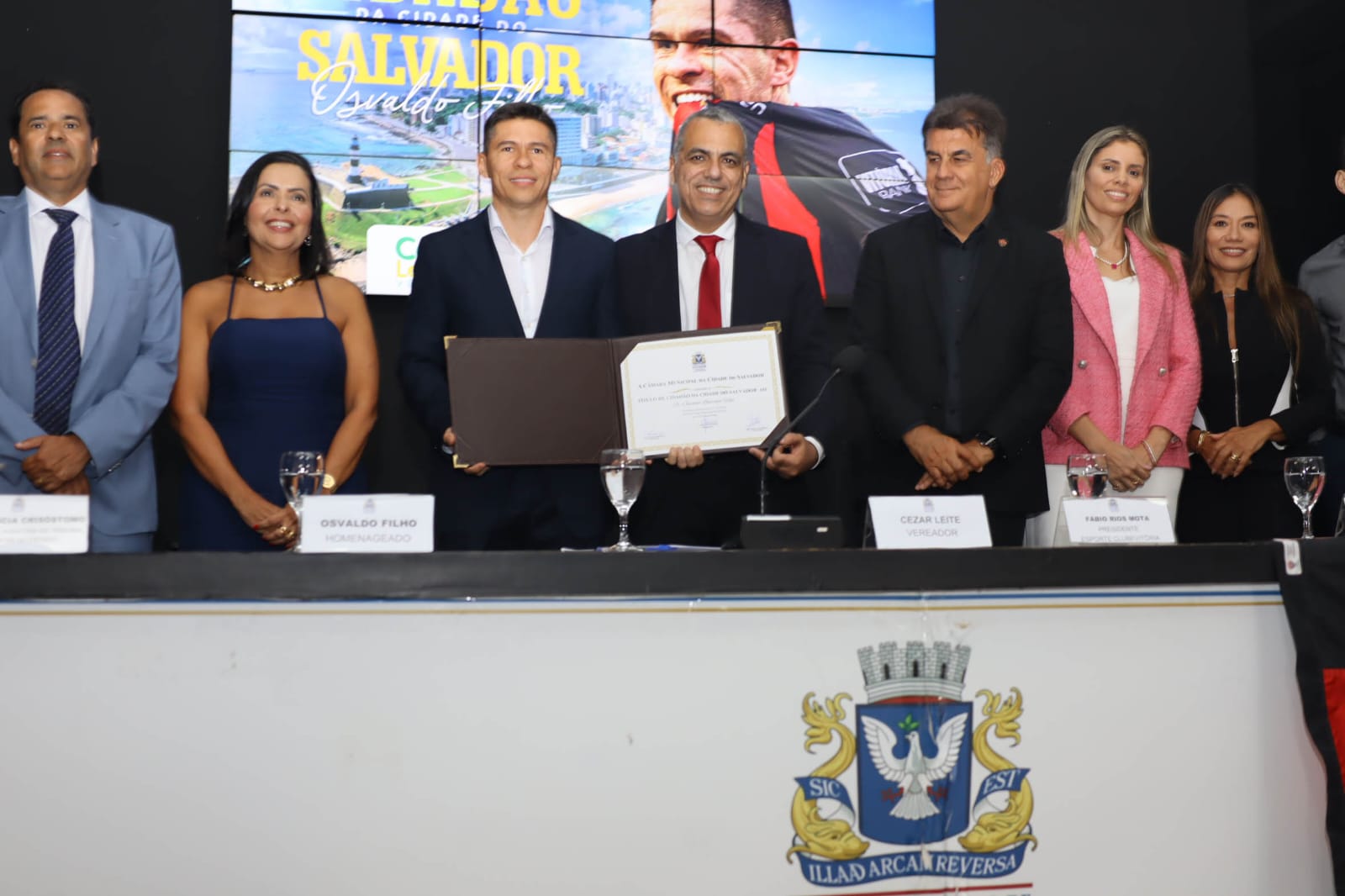 Osvaldo recebe título de cidadão de Salvador e se emociona com homenagem