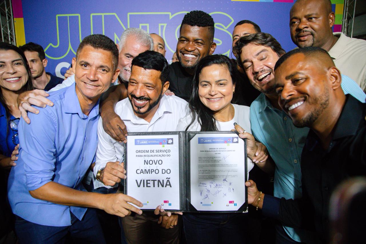 Prefeita Debora Regis assina ordem de serviço para requalificação do campo de futebol de Itinga