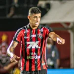 Vitória perde titular por até 6 meses e vê crise na zaga aumentar; veja cenário preocupante