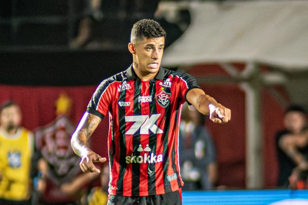 Vitória perde titular por até 6 meses e vê crise na zaga aumentar; veja cenário preocupante