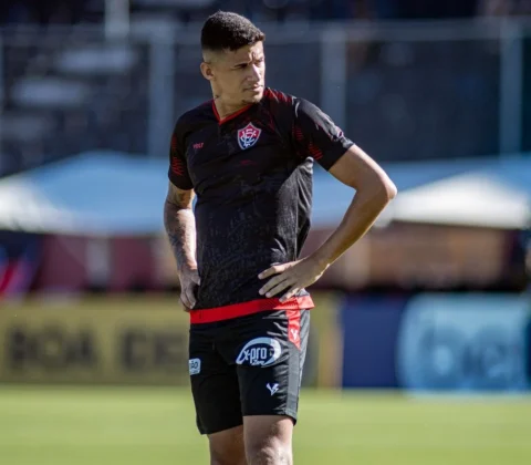 Imagem do post Cirurgia marcada: médico do Vitória revela lesão que tira Camutanga por 6 meses