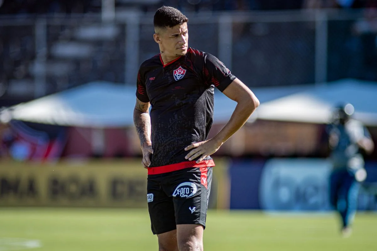 Cirurgia marcada: médico do Vitória revela lesão que tira Camutanga por 6 meses