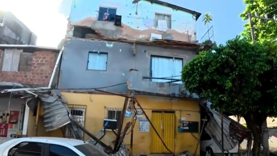 Marquise desaba em Salvador e deixa homem ferido na Ribeira