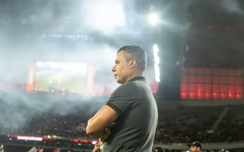 Imagem do post “Resultado condicionado”? Jair Ventura dispara contra arbitragem após derrota do Vitória