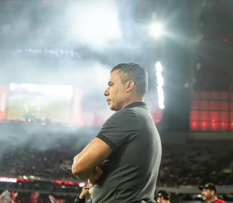 Imagem do post “Resultado condicionado”? Jair Ventura dispara contra arbitragem após derrota do Vitória