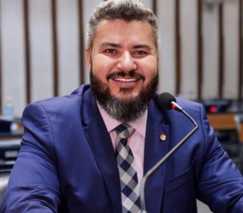 Imagem do post Júnior Muniz propõe Comenda 2 de Julho ao jurista Roberto Rosas na ALBA