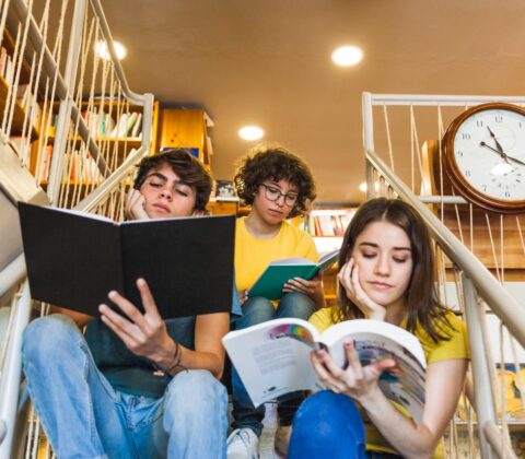 Imagem do post Hábito de leitura entre jovens e adolescentes apresenta queda no Brasil e exige atenção de escolas e famílias