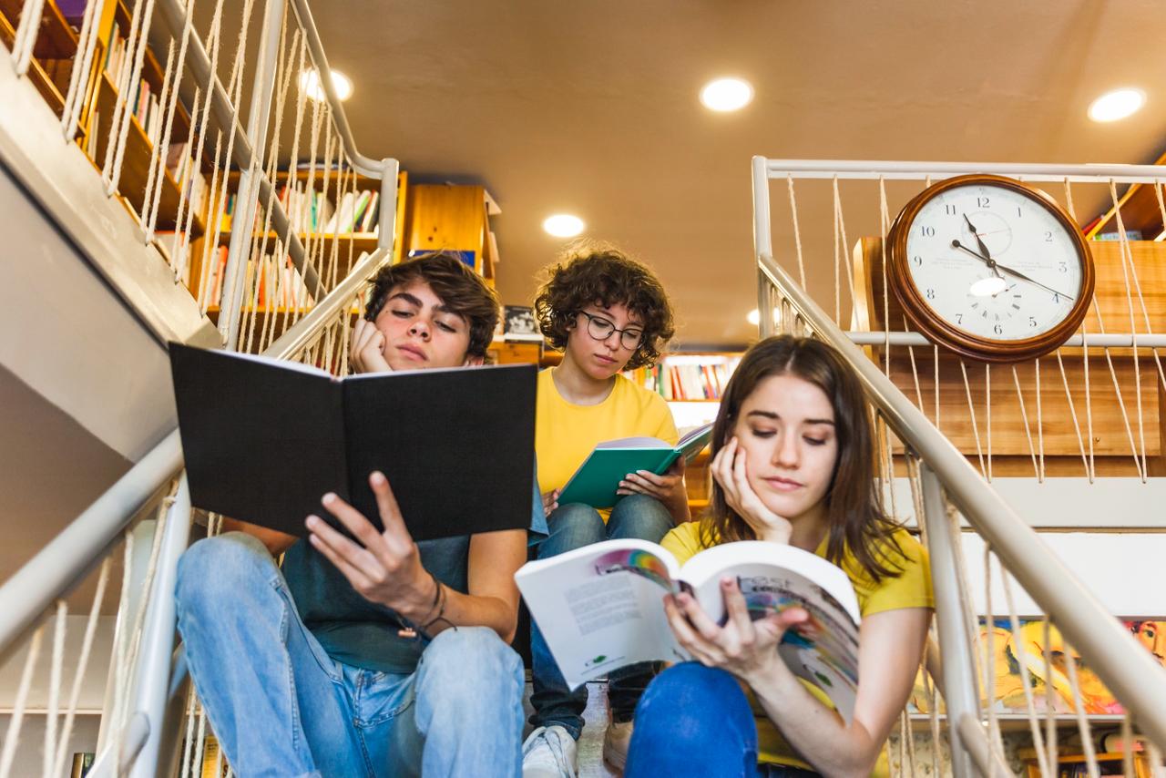 Hábito de leitura entre jovens e adolescentes apresenta queda no Brasil e exige atenção de escolas e famílias