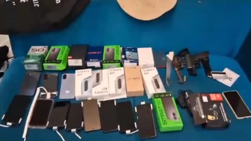 Dupla é presa após assalto a supermercado que rendeu quase 50 celulares